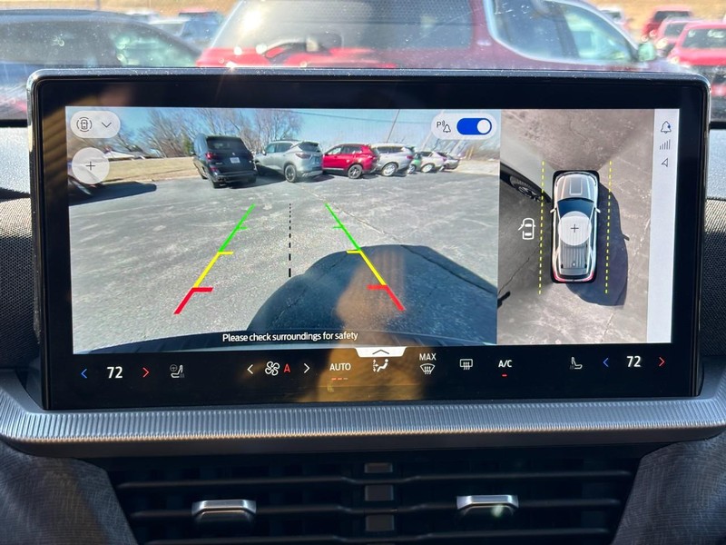 Ford Explorer Vehicle Full-screen Gallery Image 24