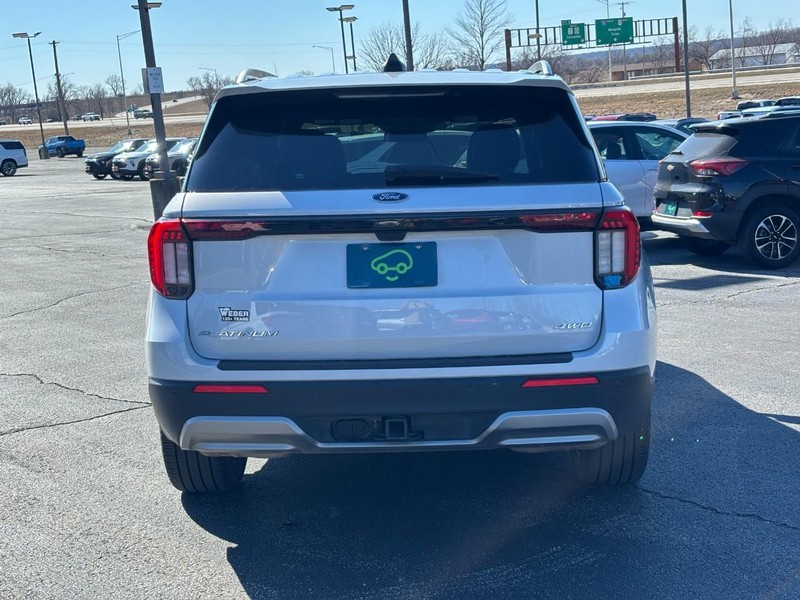 Ford Explorer Vehicle Full-screen Gallery Image 4