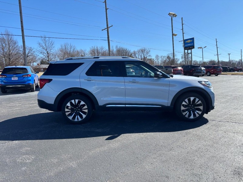 Ford Explorer Vehicle Full-screen Gallery Image 6