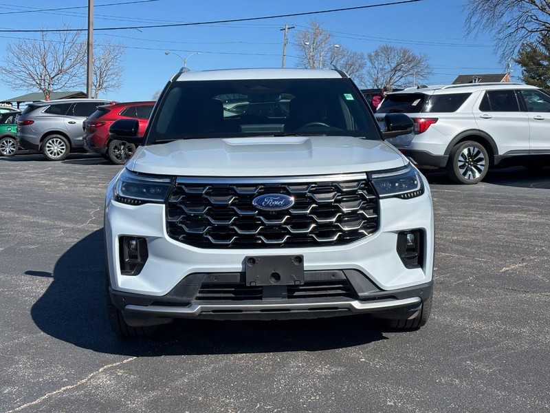 Ford Explorer Vehicle Full-screen Gallery Image 8