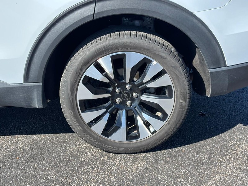 Ford Explorer Vehicle Full-screen Gallery Image 9