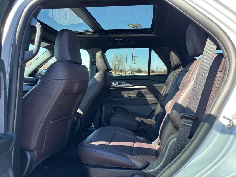 Ford Explorer Vehicle Full-screen Gallery Image 11