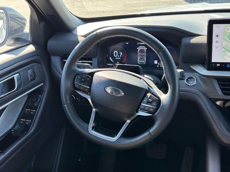 Ford Explorer Vehicle Full-screen Gallery Image 13