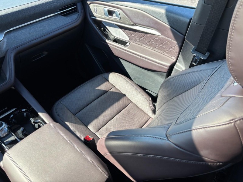 Ford Explorer Vehicle Full-screen Gallery Image 15