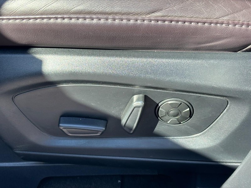 Ford Explorer Vehicle Full-screen Gallery Image 16