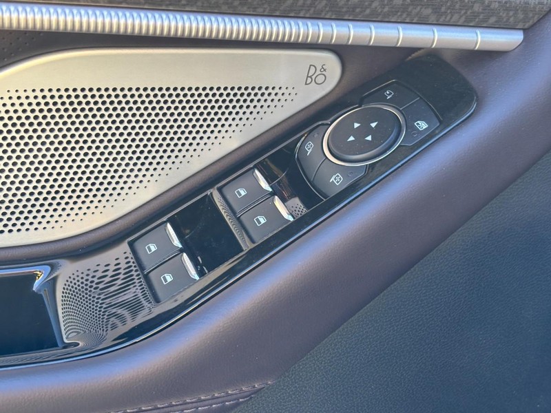 Ford Explorer Vehicle Full-screen Gallery Image 17