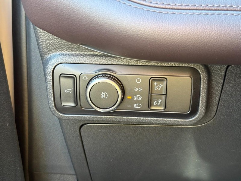 Ford Explorer Vehicle Full-screen Gallery Image 18