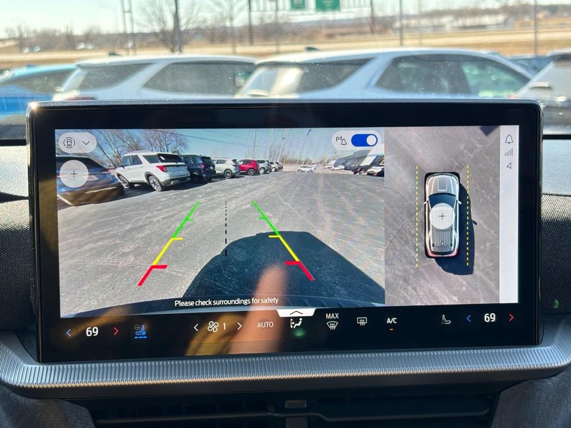 Ford Explorer Vehicle Full-screen Gallery Image 24