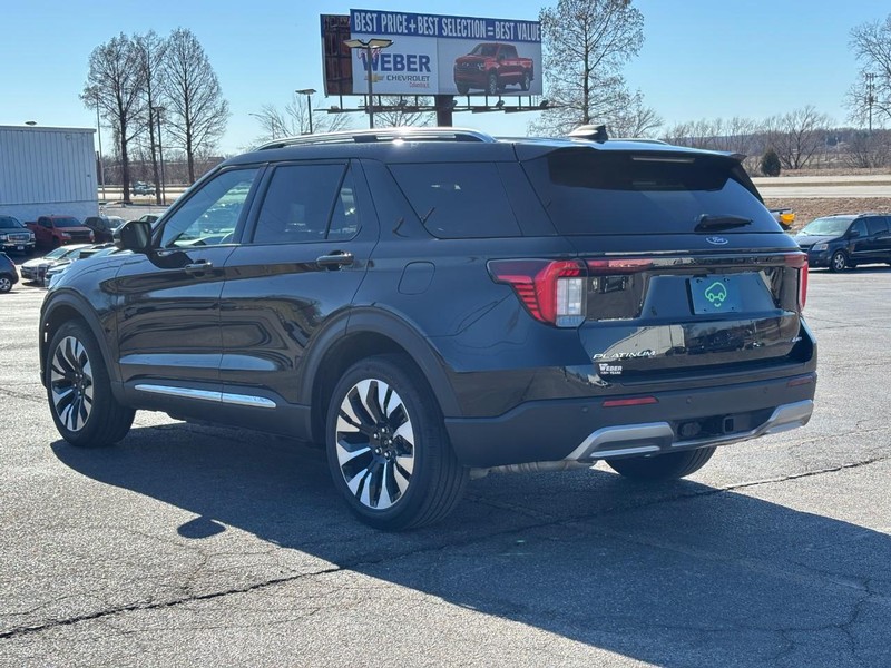 Ford Explorer Vehicle Full-screen Gallery Image 3