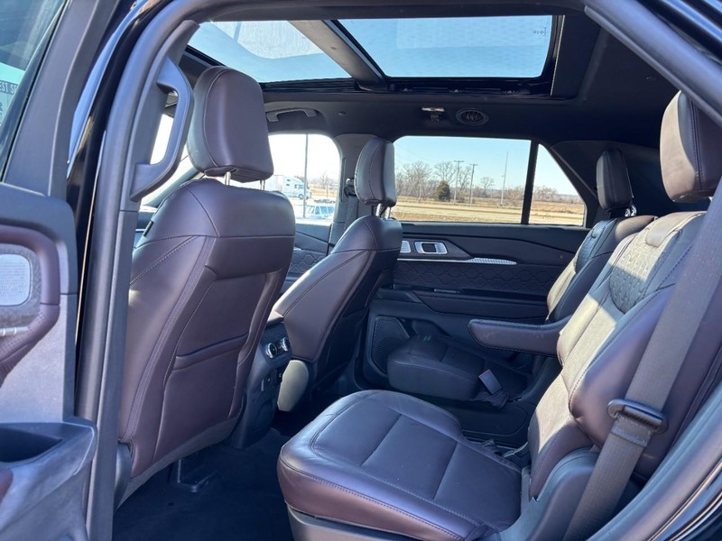 Ford Explorer Vehicle Full-screen Gallery Image 11