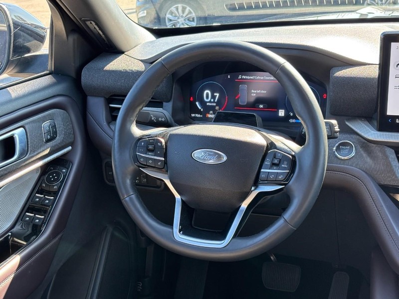 Ford Explorer Vehicle Full-screen Gallery Image 13