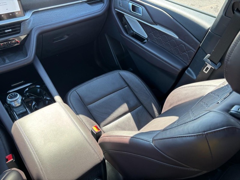 Ford Explorer Vehicle Full-screen Gallery Image 15