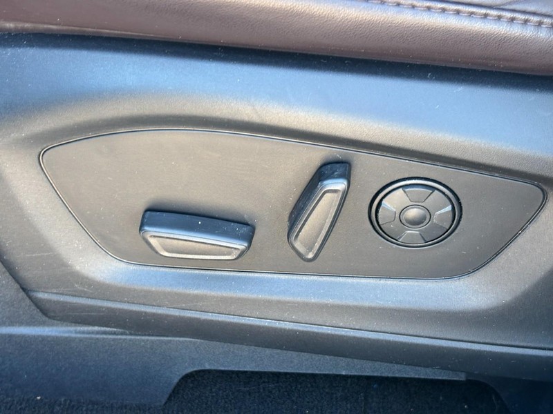 Ford Explorer Vehicle Full-screen Gallery Image 16