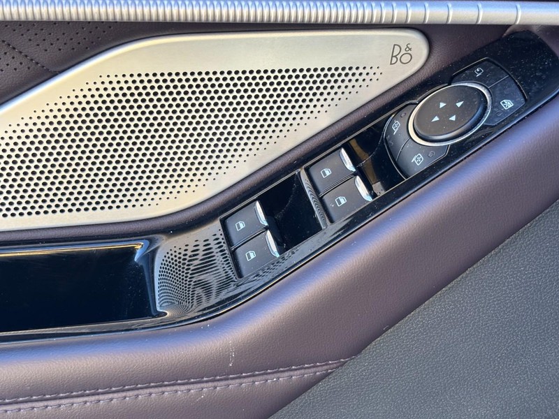 Ford Explorer Vehicle Full-screen Gallery Image 17