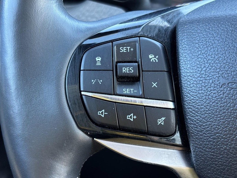 Ford Explorer Vehicle Full-screen Gallery Image 18