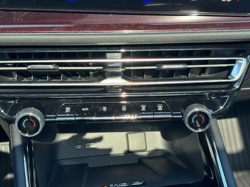 Chevrolet Traverse Vehicle Full-screen Gallery Image 19