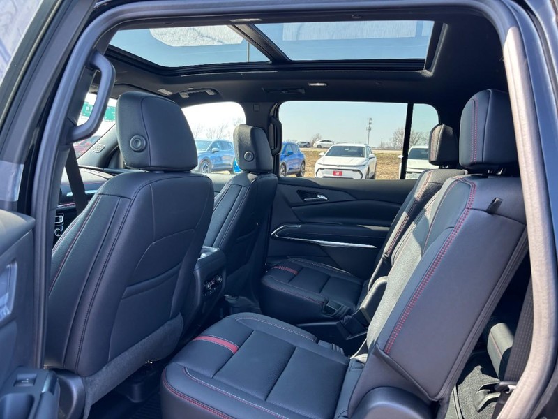 Chevrolet Traverse Vehicle Full-screen Gallery Image 6