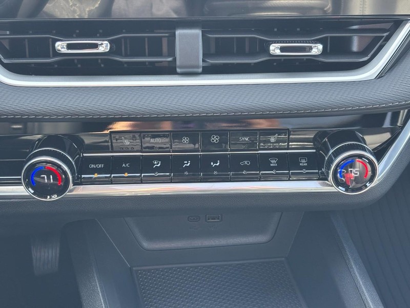 Chevrolet Equinox Vehicle Full-screen Gallery Image 17