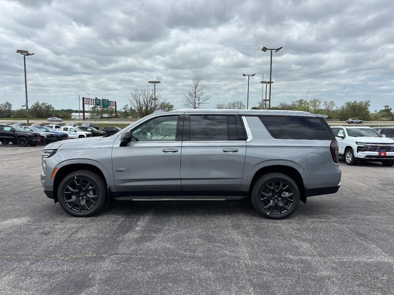 Chevrolet Suburban Vehicle Full-screen Gallery Image 2