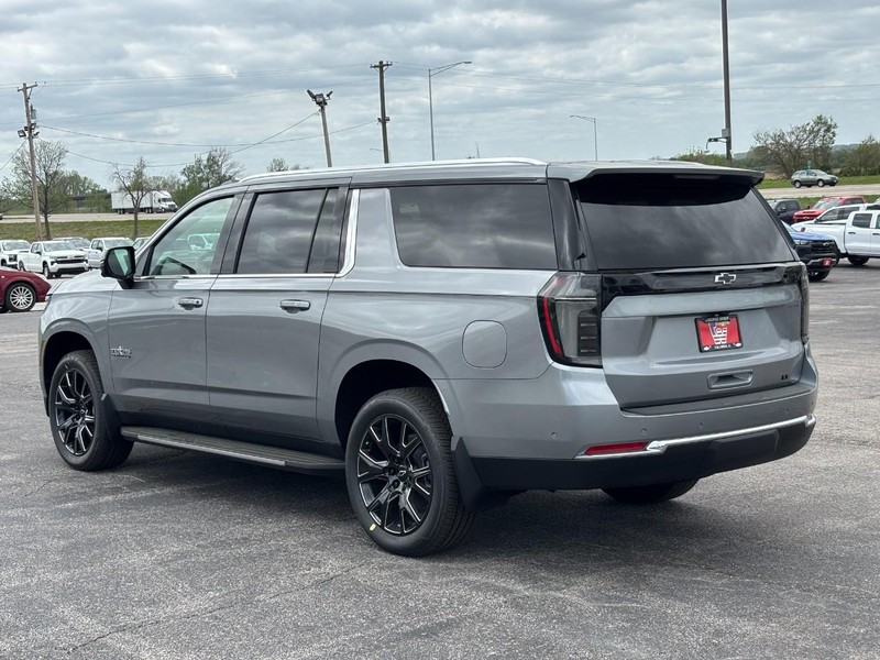 Chevrolet Suburban Vehicle Full-screen Gallery Image 3