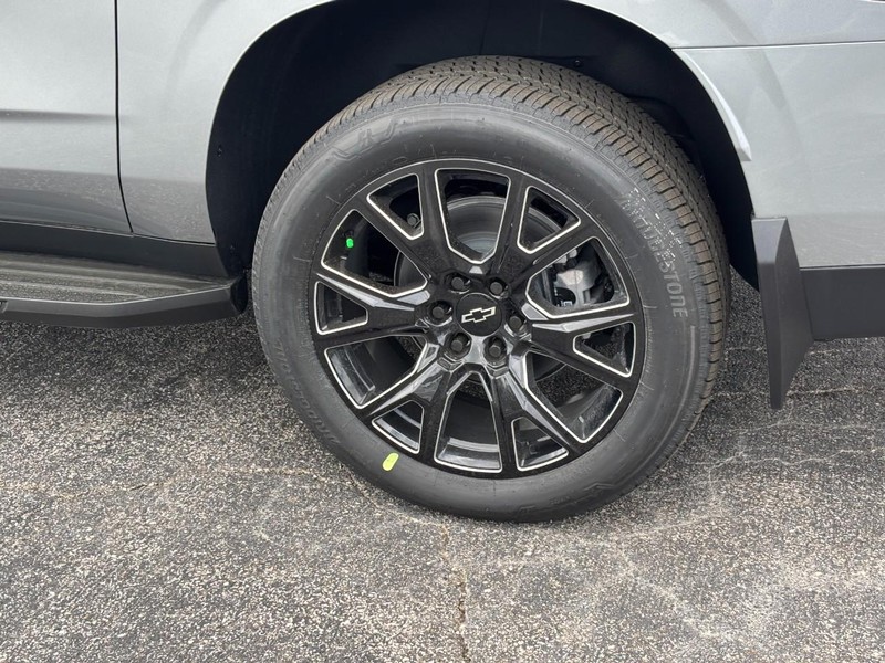 Chevrolet Suburban Vehicle Full-screen Gallery Image 4