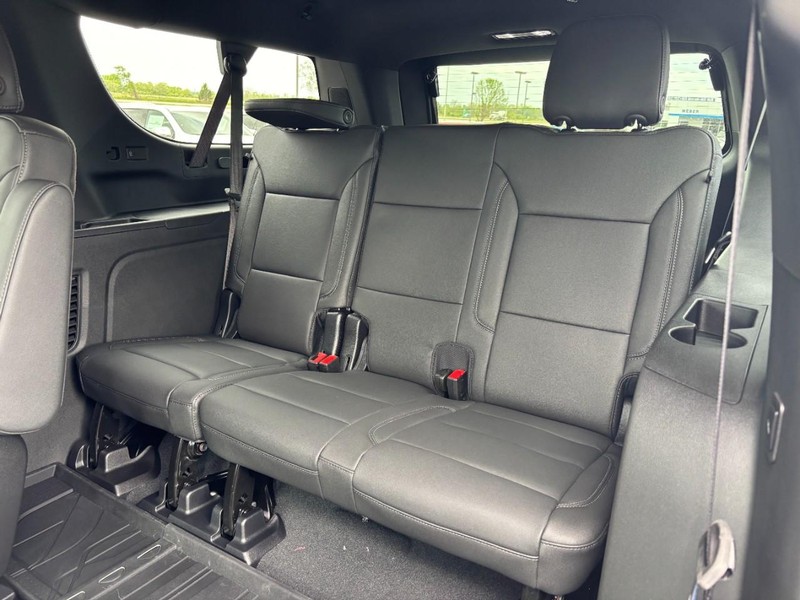 Chevrolet Suburban Vehicle Full-screen Gallery Image 5