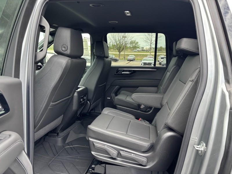 Chevrolet Suburban Vehicle Full-screen Gallery Image 6