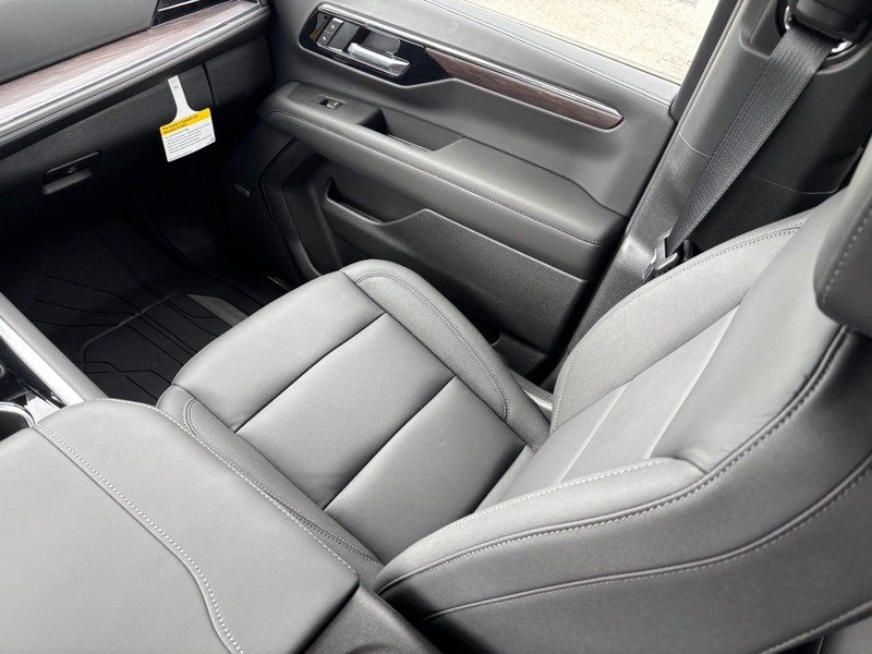 Chevrolet Suburban Vehicle Full-screen Gallery Image 10