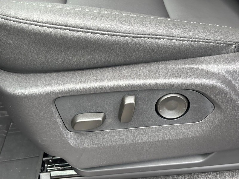 Chevrolet Suburban Vehicle Full-screen Gallery Image 11