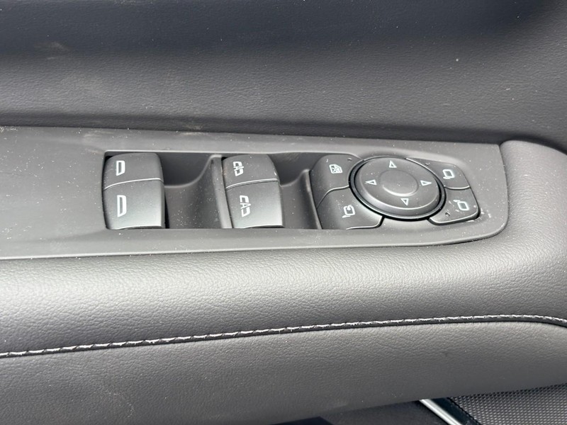 Chevrolet Suburban Vehicle Full-screen Gallery Image 12