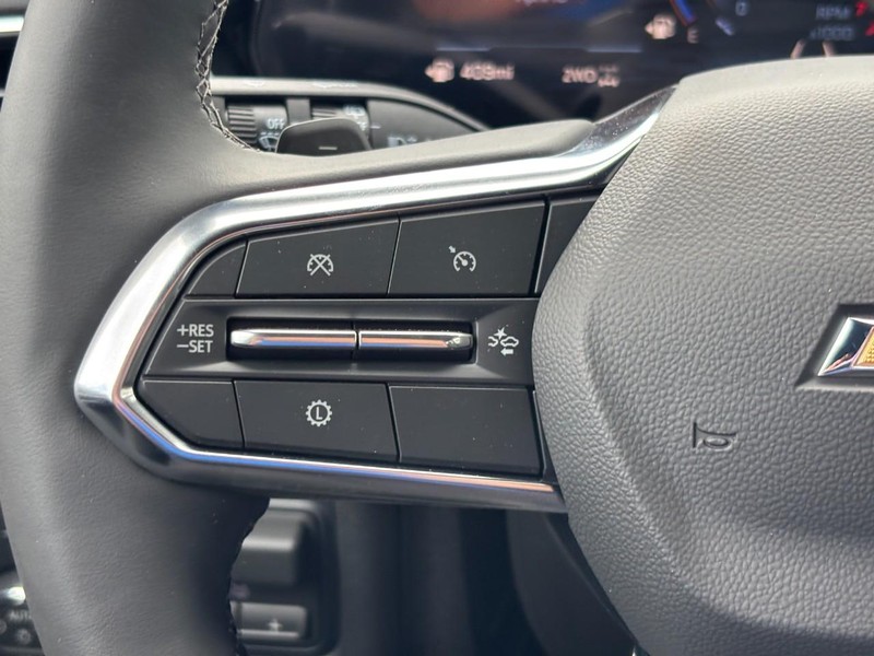 Chevrolet Suburban Vehicle Full-screen Gallery Image 13