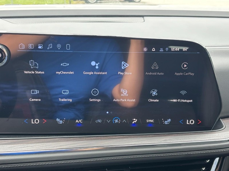 Chevrolet Suburban Vehicle Full-screen Gallery Image 16