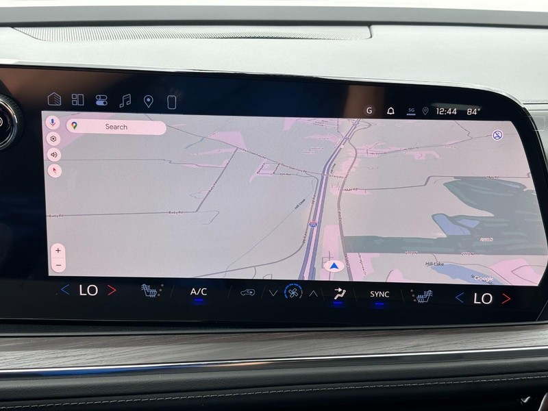 Chevrolet Suburban Vehicle Full-screen Gallery Image 17