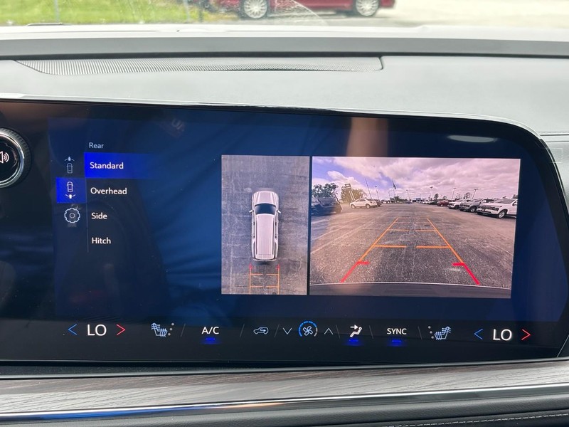 Chevrolet Suburban Vehicle Full-screen Gallery Image 18