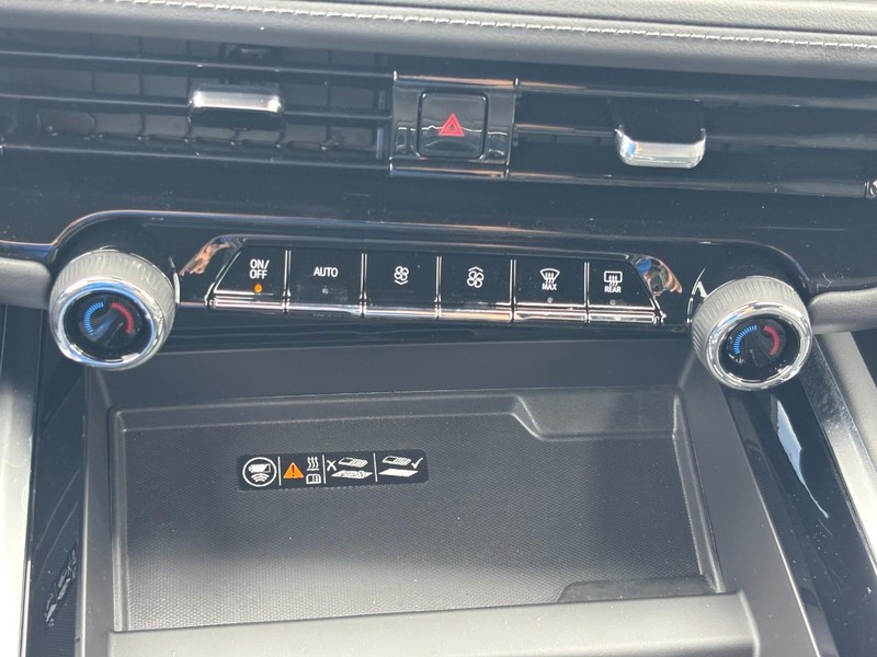 Chevrolet Suburban Vehicle Full-screen Gallery Image 19