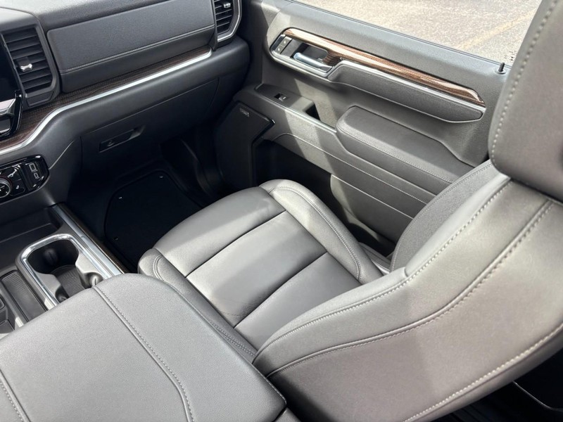 Chevrolet Silverado 1500 Vehicle Full-screen Gallery Image 14