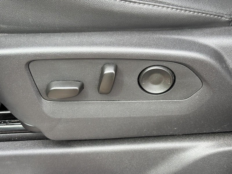 Chevrolet Silverado 1500 Vehicle Full-screen Gallery Image 15