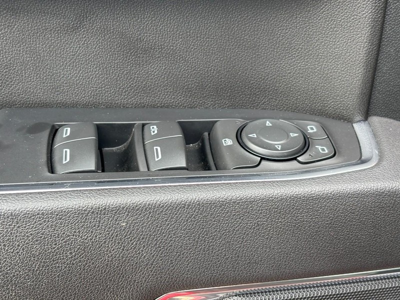 Chevrolet Silverado 1500 Vehicle Full-screen Gallery Image 16