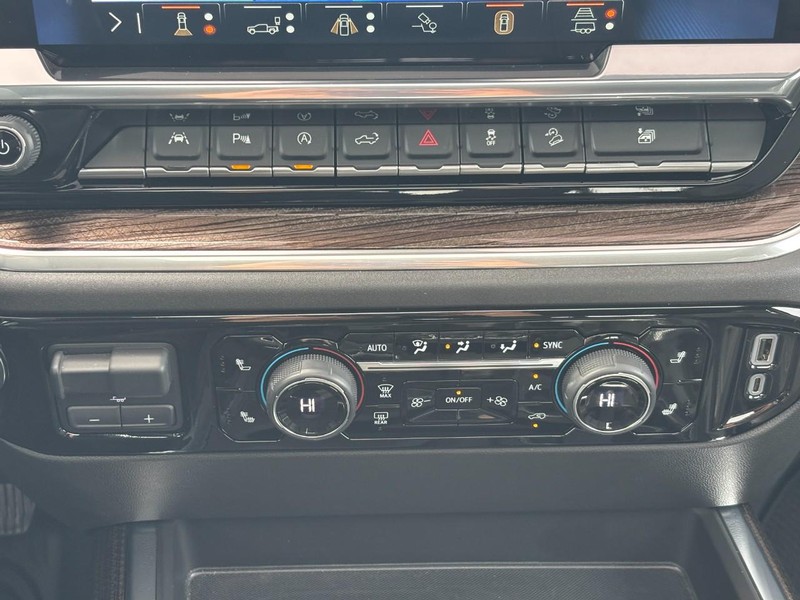 Chevrolet Silverado 1500 Vehicle Full-screen Gallery Image 22