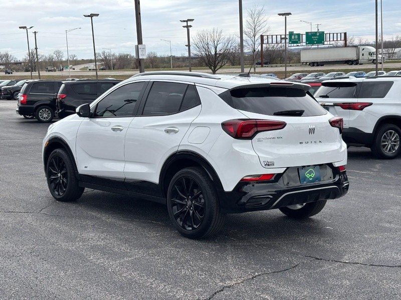 Buick Encore GX Vehicle Full-screen Gallery Image 03