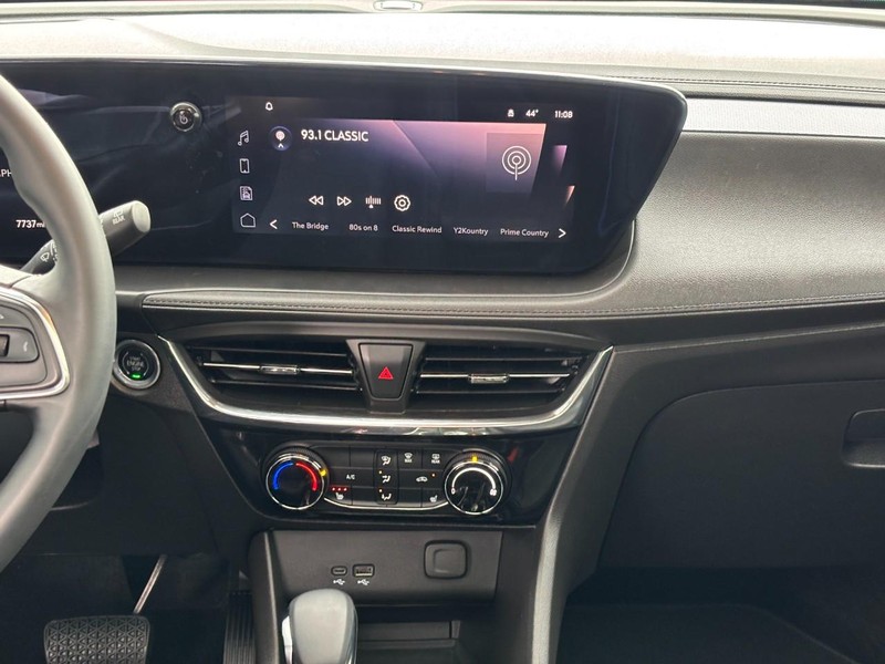 Buick Encore GX Vehicle Full-screen Gallery Image 13