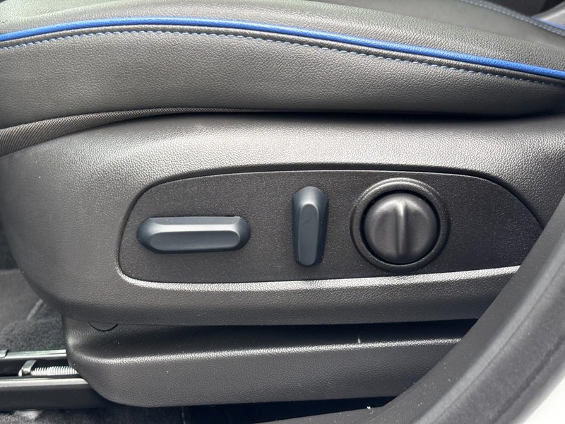 Buick Encore GX Vehicle Full-screen Gallery Image 15