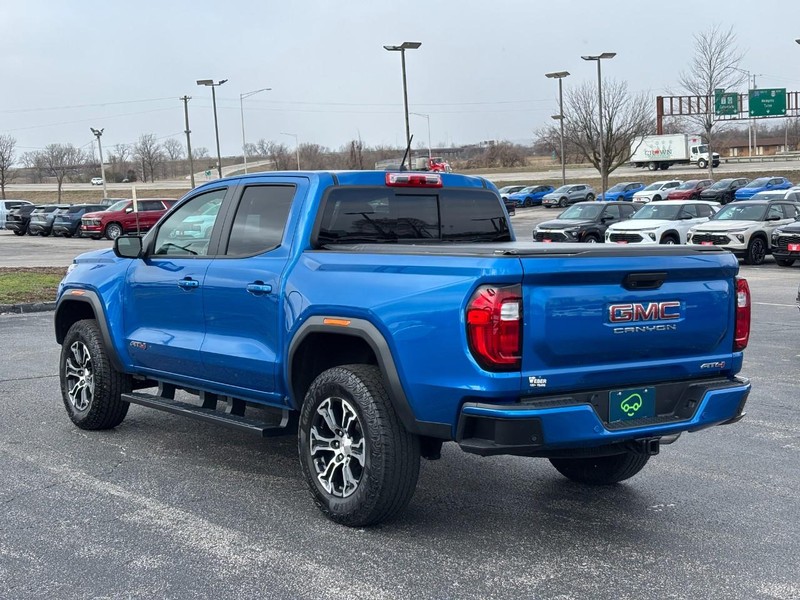 GMC Canyon Vehicle Full-screen Gallery Image 3