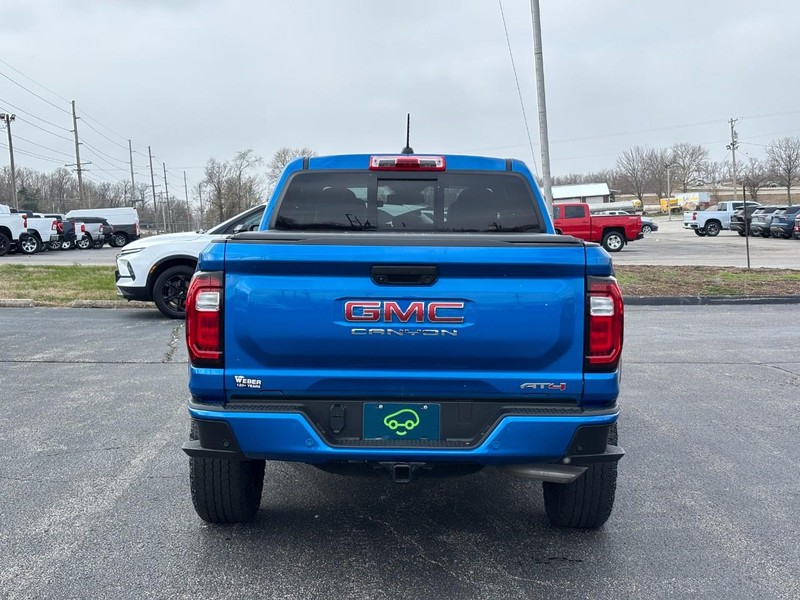 GMC Canyon Vehicle Full-screen Gallery Image 4