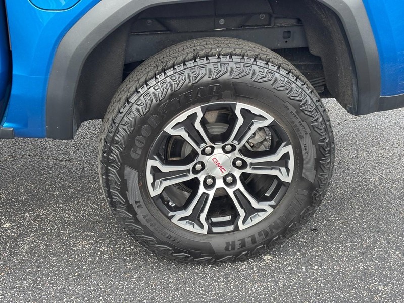 GMC Canyon Vehicle Full-screen Gallery Image 9