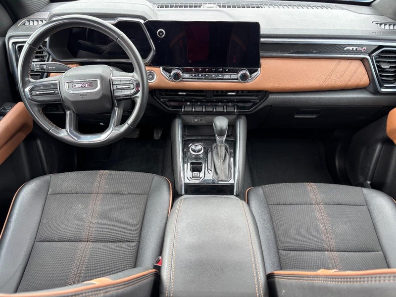 GMC Canyon Vehicle Full-screen Gallery Image 11