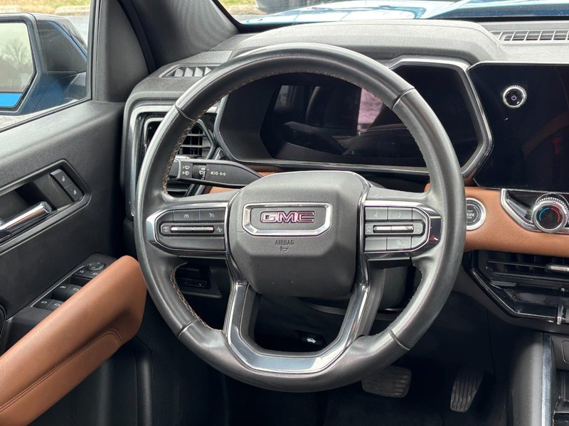 GMC Canyon Vehicle Full-screen Gallery Image 12