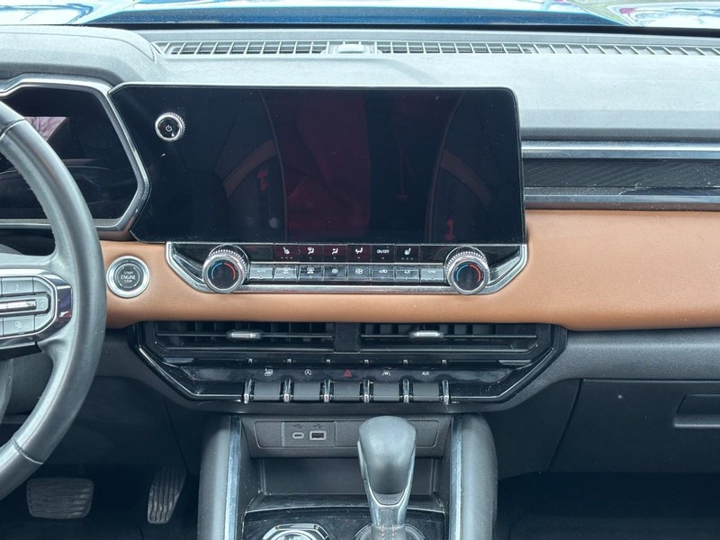 GMC Canyon Vehicle Full-screen Gallery Image 13