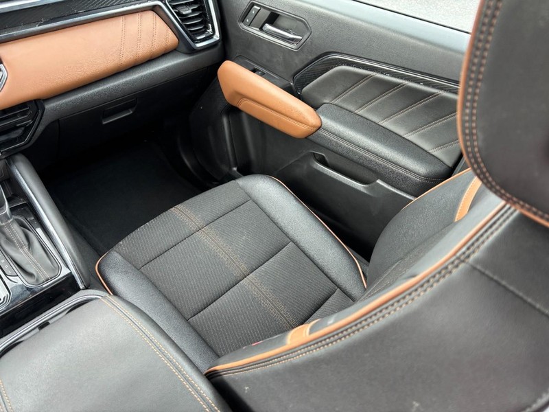 GMC Canyon Vehicle Full-screen Gallery Image 14