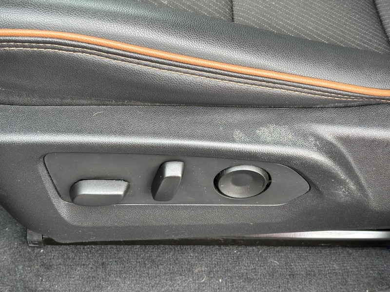 GMC Canyon Vehicle Full-screen Gallery Image 15